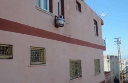 Mutfak tüpünü evinin dış duvarına astı