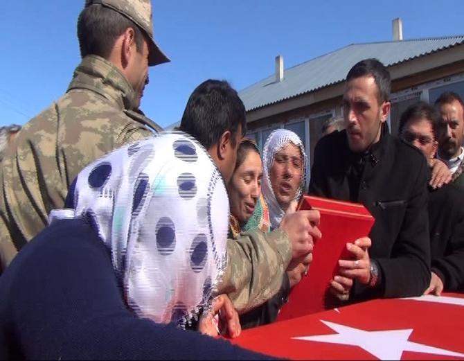 Cizre'de şehit asker Kürtçe ağıtlarla uğurlandı