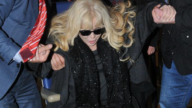 Zerrin Özer canlı yayında bayıldı