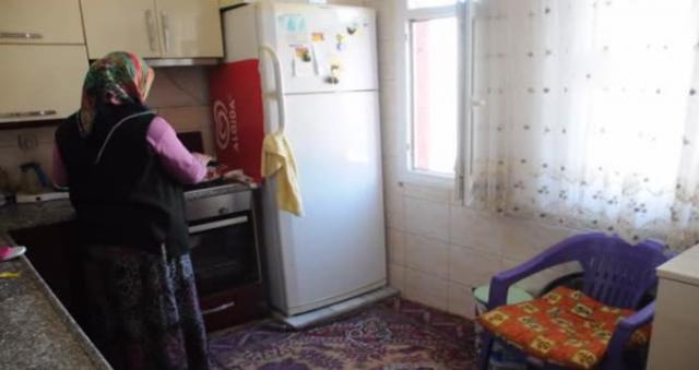 Mutfak tüpünü evinin dış duvarına astı