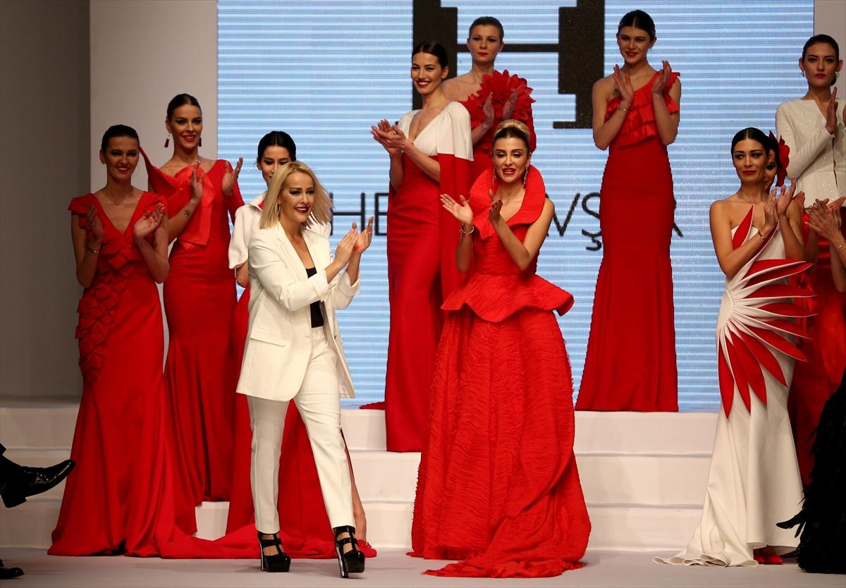 Helin Avşar'dan Türk Kızılayı yararına defile