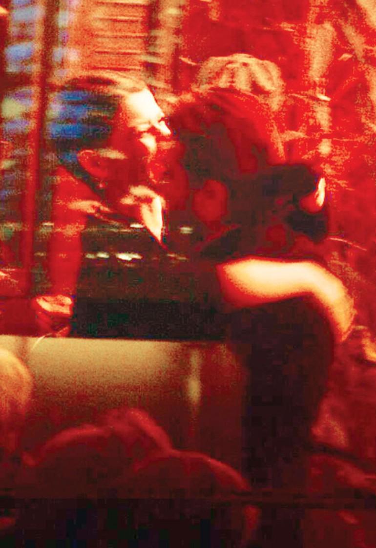 Kenan Doğulu annesi için parti verdi