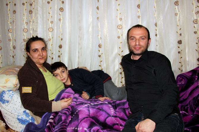 6 yıldır yatalak eşine bakıyor