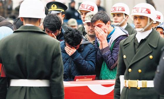 Şehidin 9 kardeşine Aydın Üniversitesi'nden destek