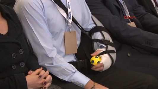 Omzu kırılan Ali Koç TÜSİAD toplantısında