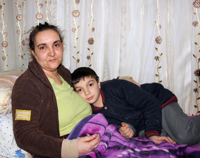 6 yıldır yatalak eşine bakıyor