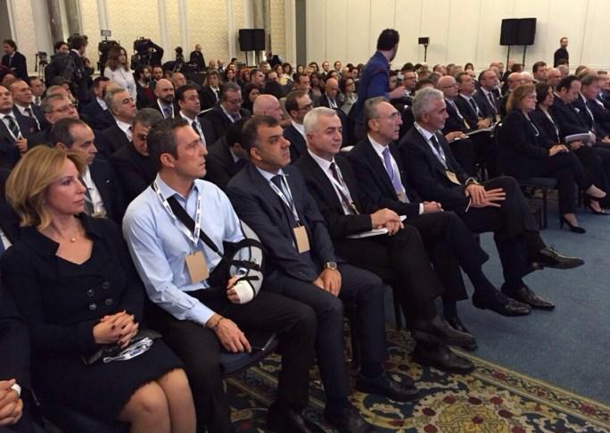 Omzu kırılan Ali Koç TÜSİAD toplantısında