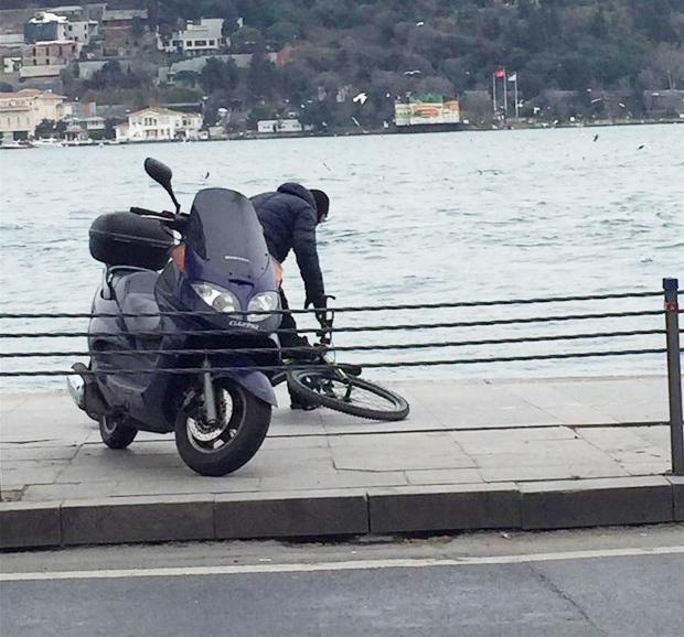 Serdar Ortaç bisikletten düştü