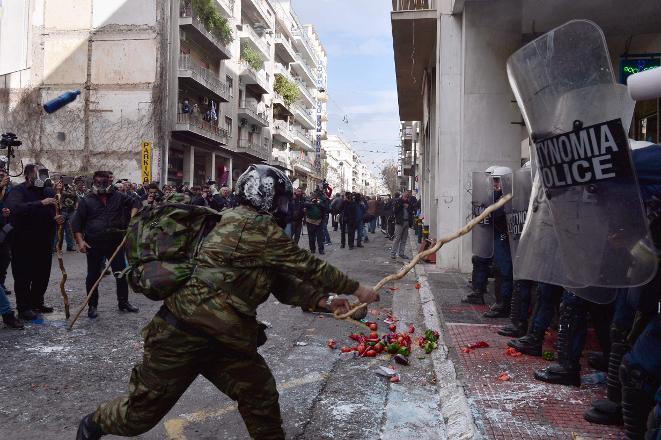 Atina'da çiftçilerin eylemi büyüyor