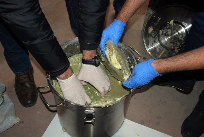 Kavurmanın içine yerleştirilen uyuşturucu yakalandı