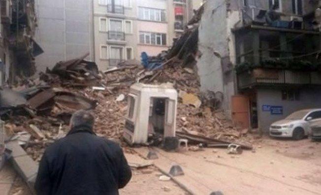 Taksim'de 5 katlı bina çöktü