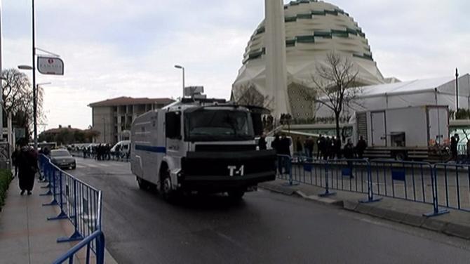 Abdullah Gül kayınpederini son yolculuğuna uğurluyor