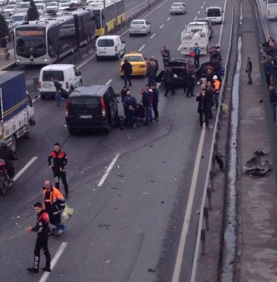Bahçelievler'de bir araç metrobüs üst geçidine çarptı