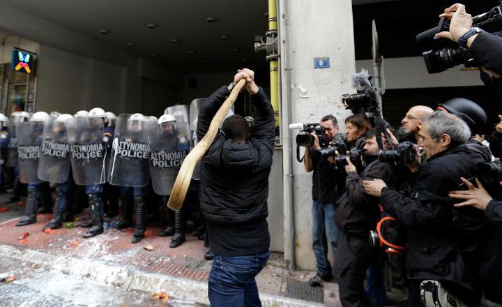 Atina'da çiftçilerin eylemi büyüyor