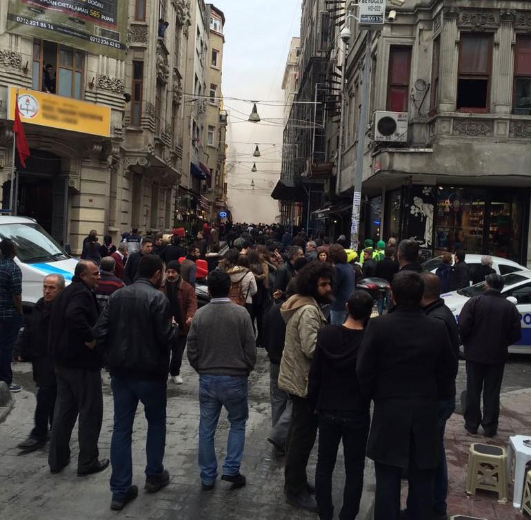Taksim'de 5 katlı bina çöktü