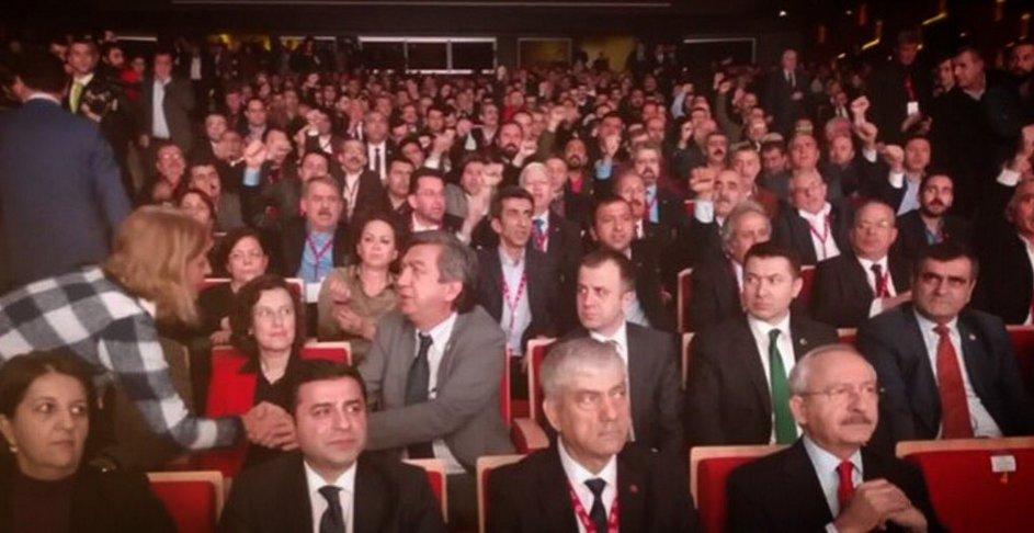 DİSK Genel Kurulu'nda 'Katil devlet' sloganları