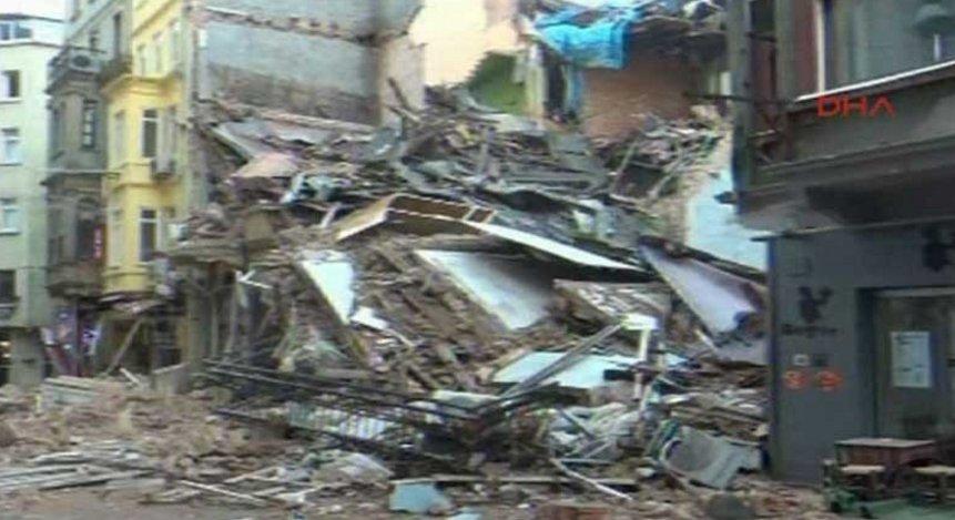 Taksim'de 5 katlı bina çöktü