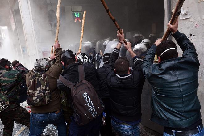 Atina'da çiftçilerin eylemi büyüyor