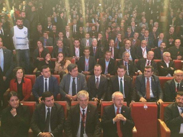 DİSK Genel Kurulu'nda 'Katil devlet' sloganları