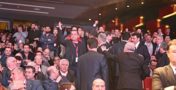 DİSK Genel Kurulu'nda 'Katil devlet' sloganları