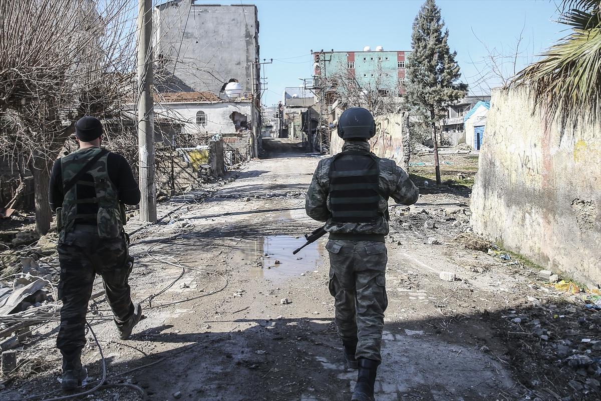 Teröristler Cizrelilerin evlerini yaktı