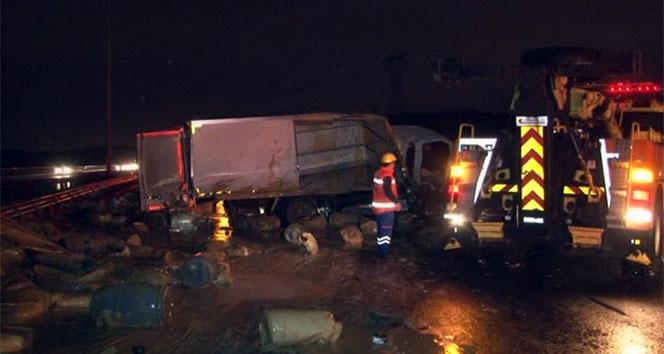 TEM'de havalanan kamyonet otomobilin üstüne düştü