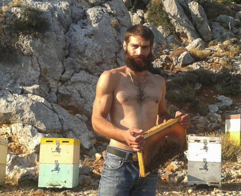 Yunanistan'da 'seksi arıcı' direniyor