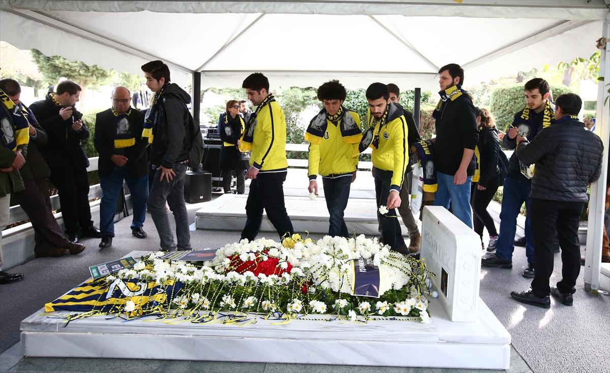 Coraline Koç eşi Mustafa Koç'un kabrini ziyaret etti