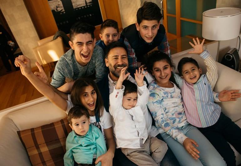 İzzet Yıldızhan 8 çocuğuyla ilk kez poz verdi