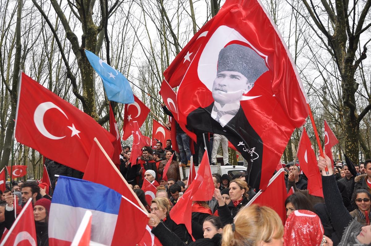 Fransa'da Türkiye'ye destek mitingi