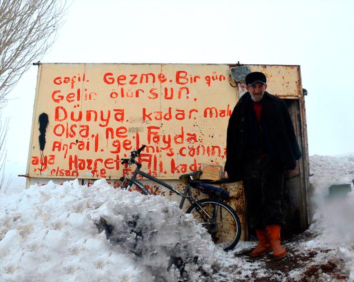 52 yıldır sevdiği kadını bekliyor