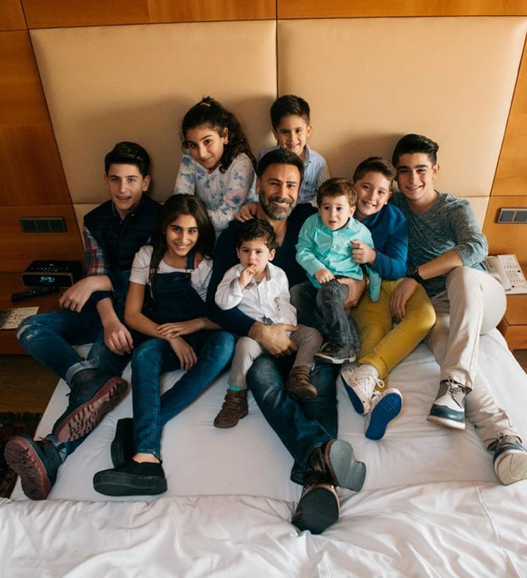 İzzet Yıldızhan 8 çocuğuyla ilk kez poz verdi