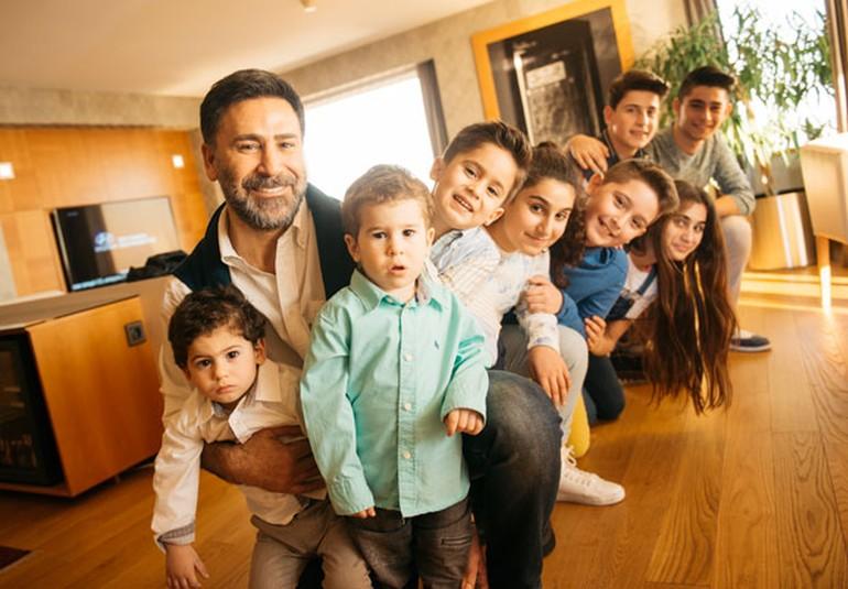 İzzet Yıldızhan 8 çocuğuyla ilk kez poz verdi