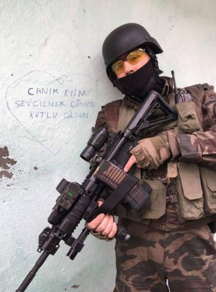 Özel harekat polisinden duygusal Sevgililer Günü mesajı