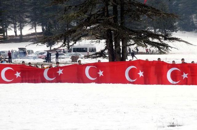 Şehitler için 150 metrelik Türk bayrağı açıldı