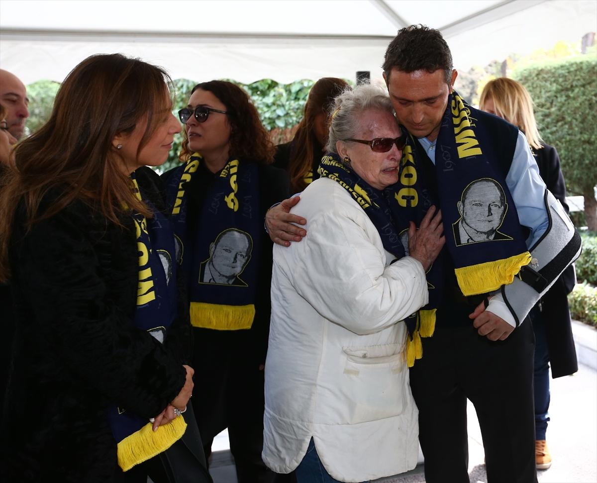 Coraline Koç eşi Mustafa Koç'un kabrini ziyaret etti