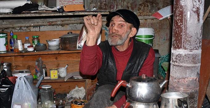 52 yıldır sevdiği kadını bekliyor