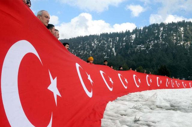 Şehitler için 150 metrelik Türk bayrağı açıldı