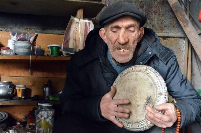 52 yıldır sevdiği kadını bekliyor