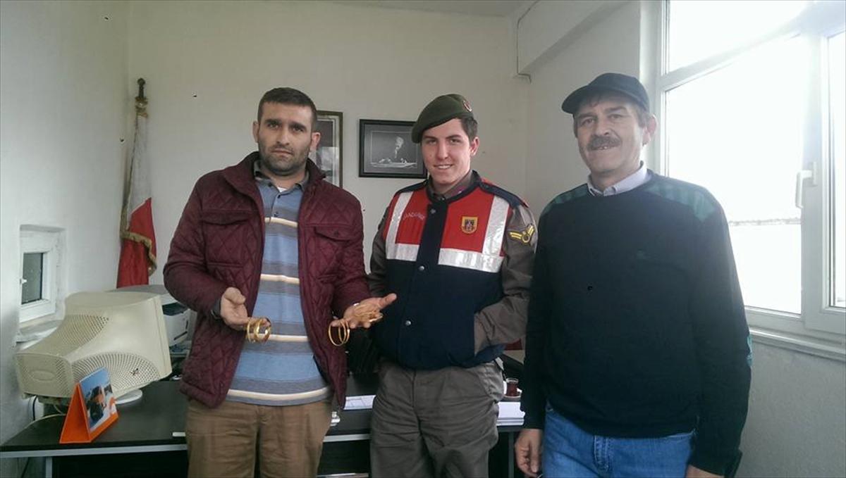 Yolda bulduğu altınları jandarmaya teslim etti