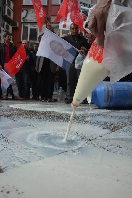 Balıkesir'de CHP'liler kilolarca sütü yere döktü