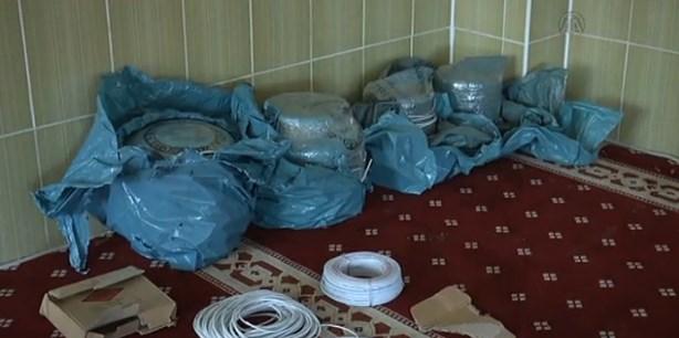 Teröristlerin Cizre'de camiye sakladığı patlayıcılar bulundu