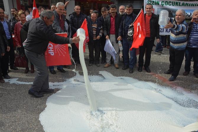 Balıkesir'de CHP'liler kilolarca sütü yere döktü