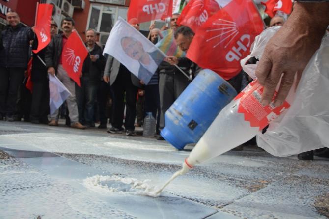 Balıkesir'de CHP'liler kilolarca sütü yere döktü