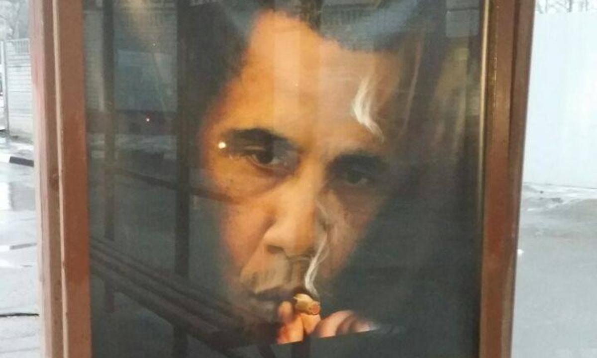 Rusya'daki otobüs duraklarında Obama posteri
