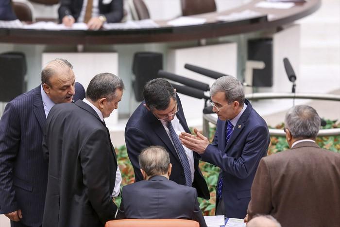 Oktay Vural'ın İdris Baluken'e tepkili bakışı