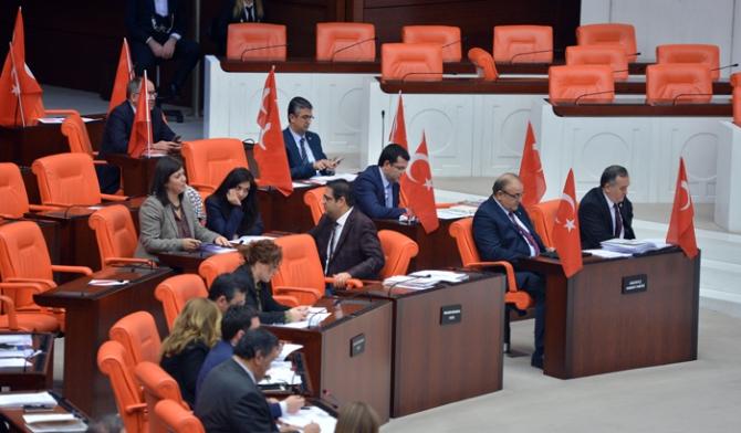 MHP’li vekiller Meclis’e bayraklarla geldi