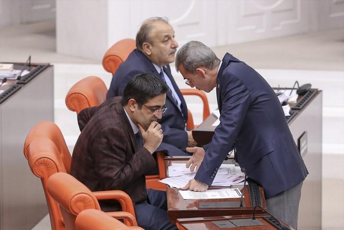 Oktay Vural'ın İdris Baluken'e tepkili bakışı