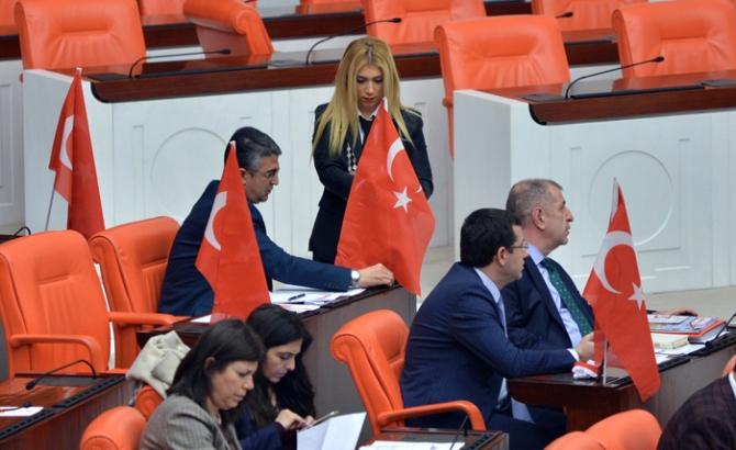 MHP’li vekiller Meclis’e bayraklarla geldi