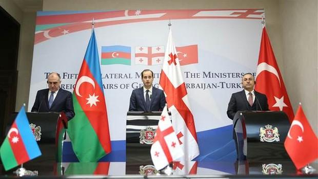 Çavuşoğlu: Kerry de YPG'nin güvenilmez olduğunu söyledi